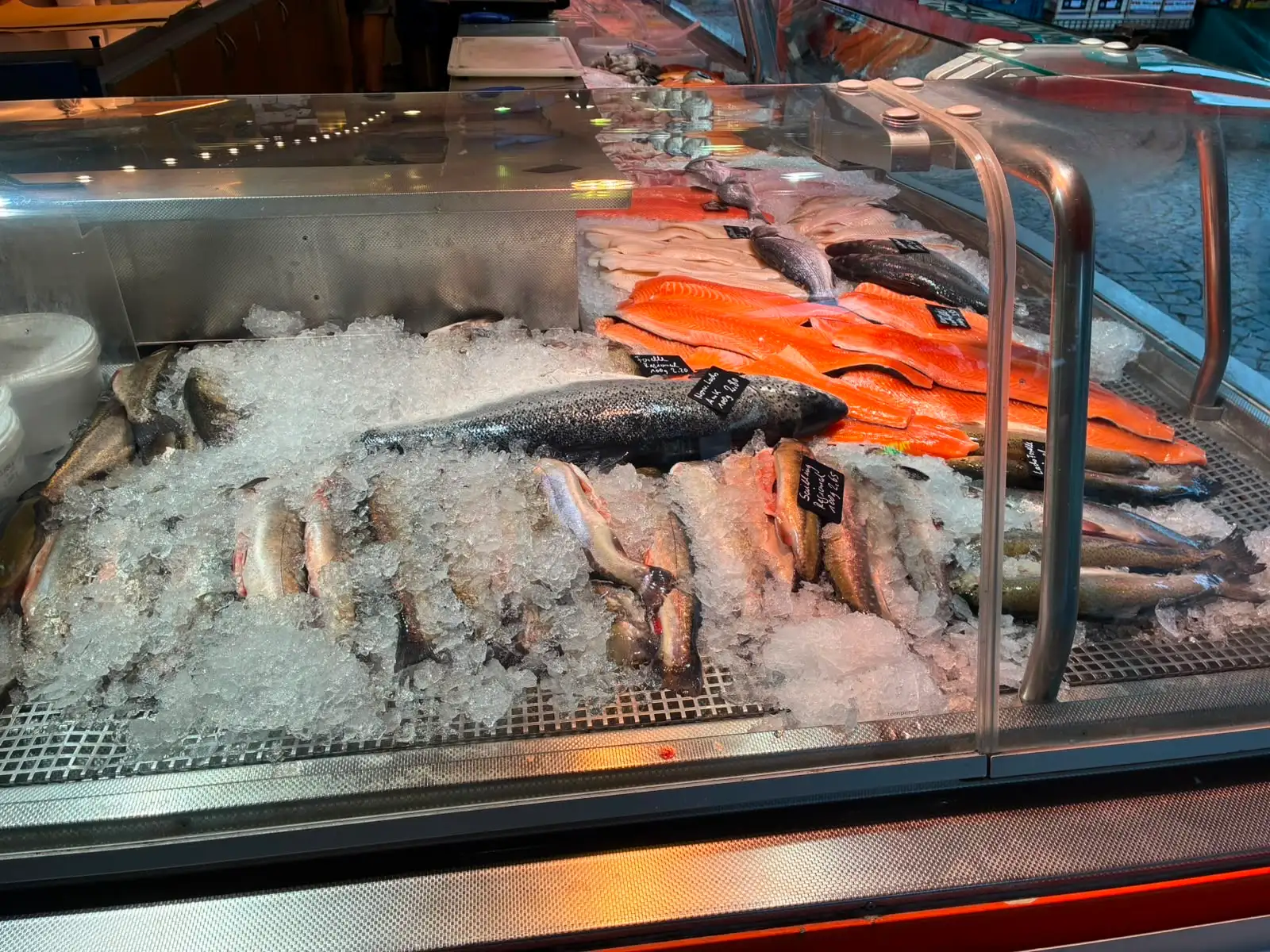 Große Fisch- und Feinkosttheke von Fischfeinkost Koppenhofer